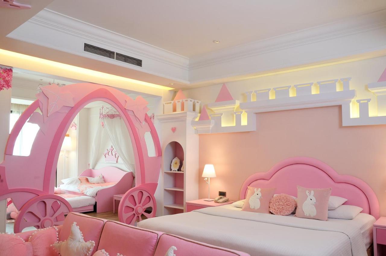 E-Da Royal Hotel Dashu Bagian luar foto Hello Kitty themed hotel room