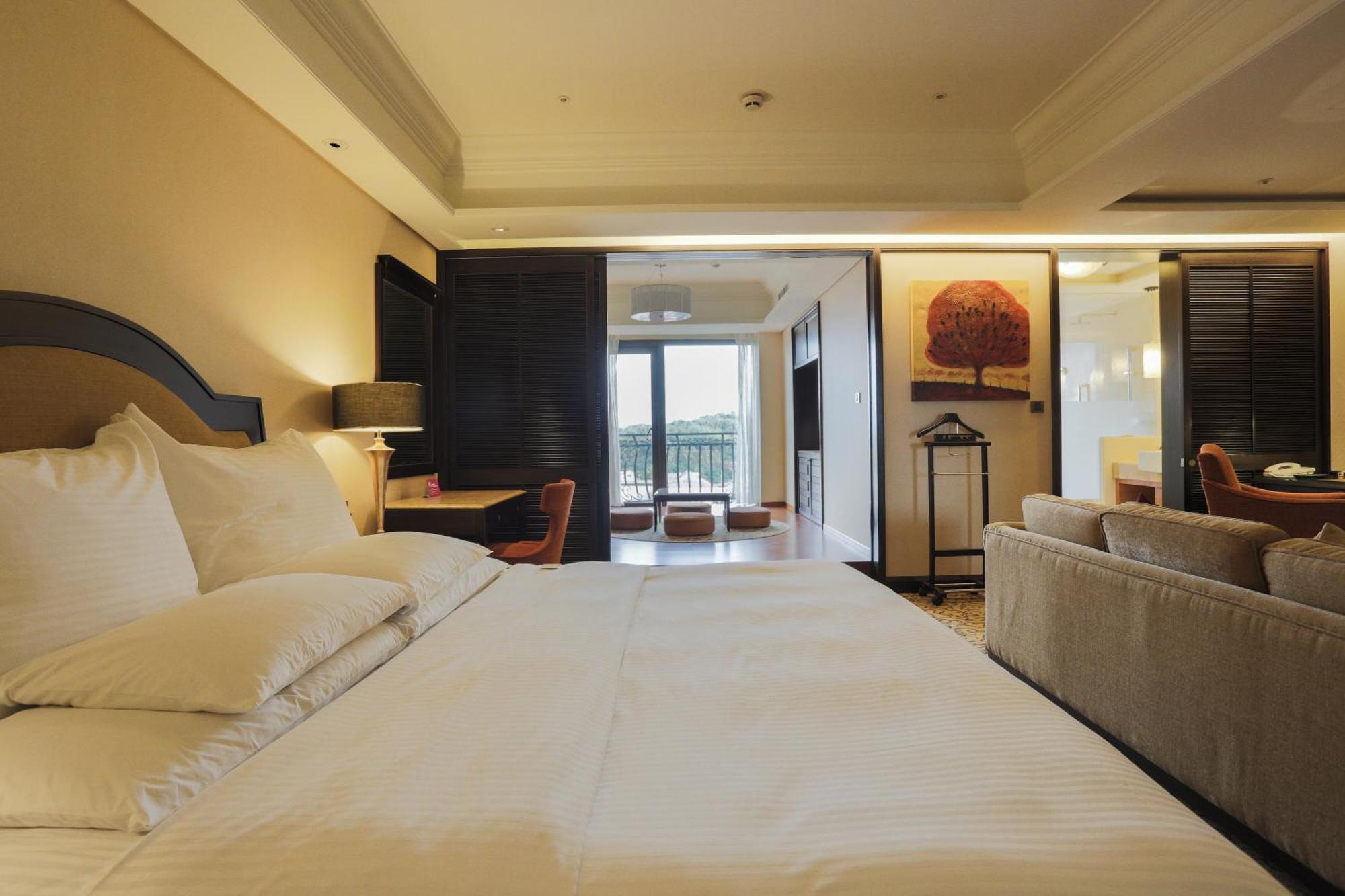 E-Da Royal Hotel Dashu Bagian luar foto A room at the hotel