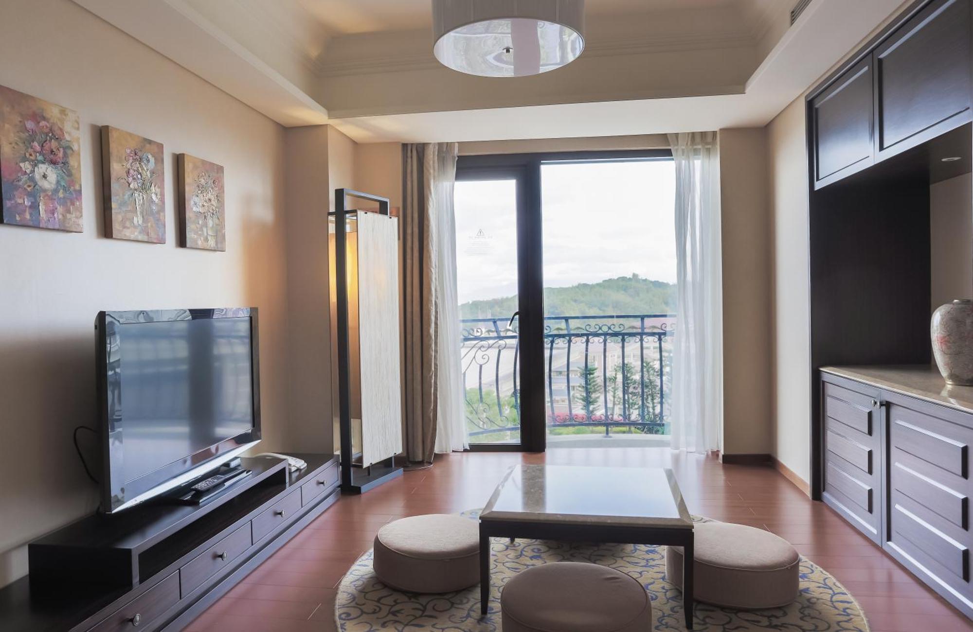 E-Da Royal Hotel Dashu Bagian luar foto A living room in a typical Japanese apartment