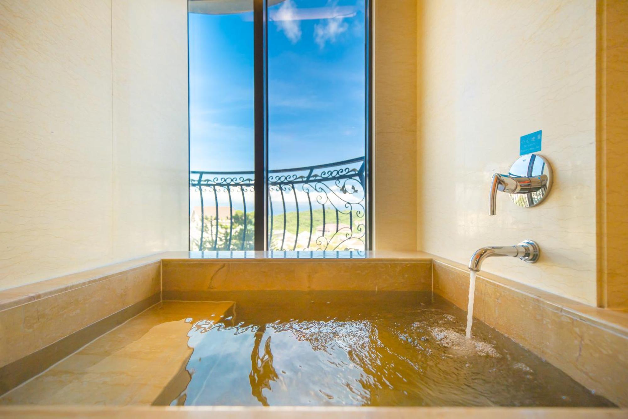 E-Da Royal Hotel Dashu Bagian luar foto A modern Japanese bathtub