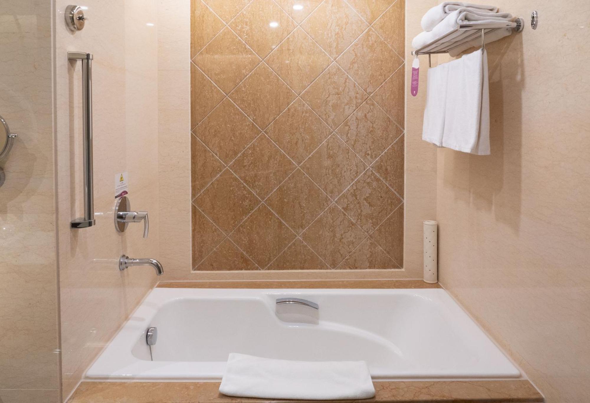 E-Da Royal Hotel Dashu Bagian luar foto A bathtub