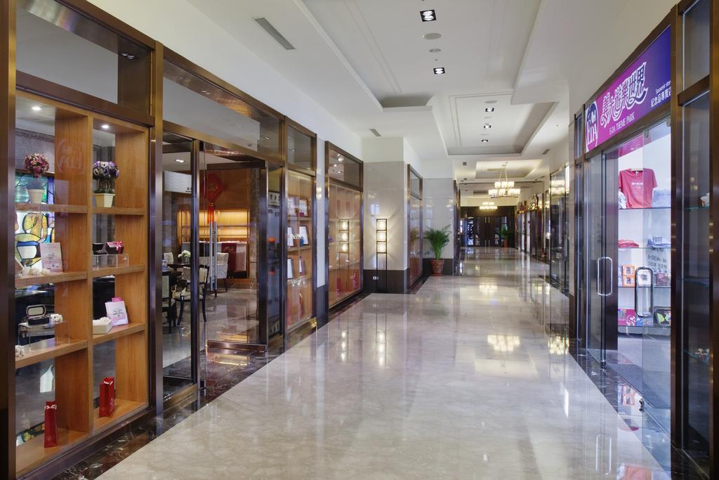 E-Da Royal Hotel Dashu Bagian luar foto Shops at the hotel