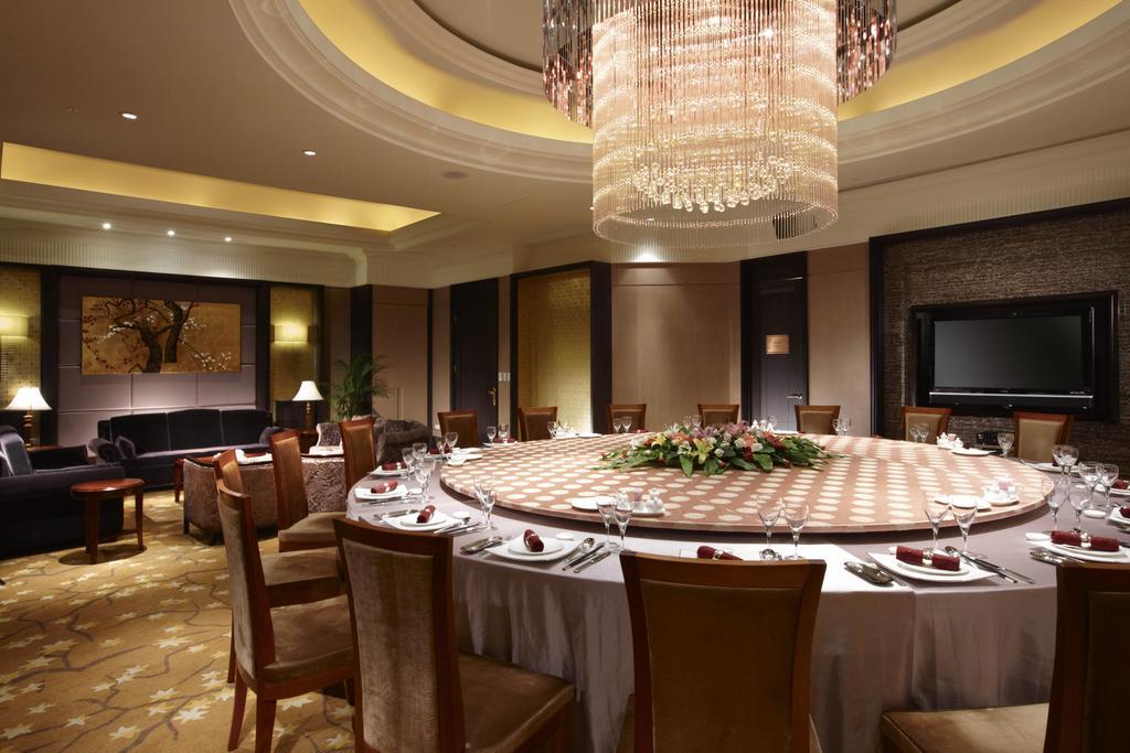 E-Da Royal Hotel Dashu Bagian luar foto A private dining room at the Mandarin Oriental, Hong Kong
