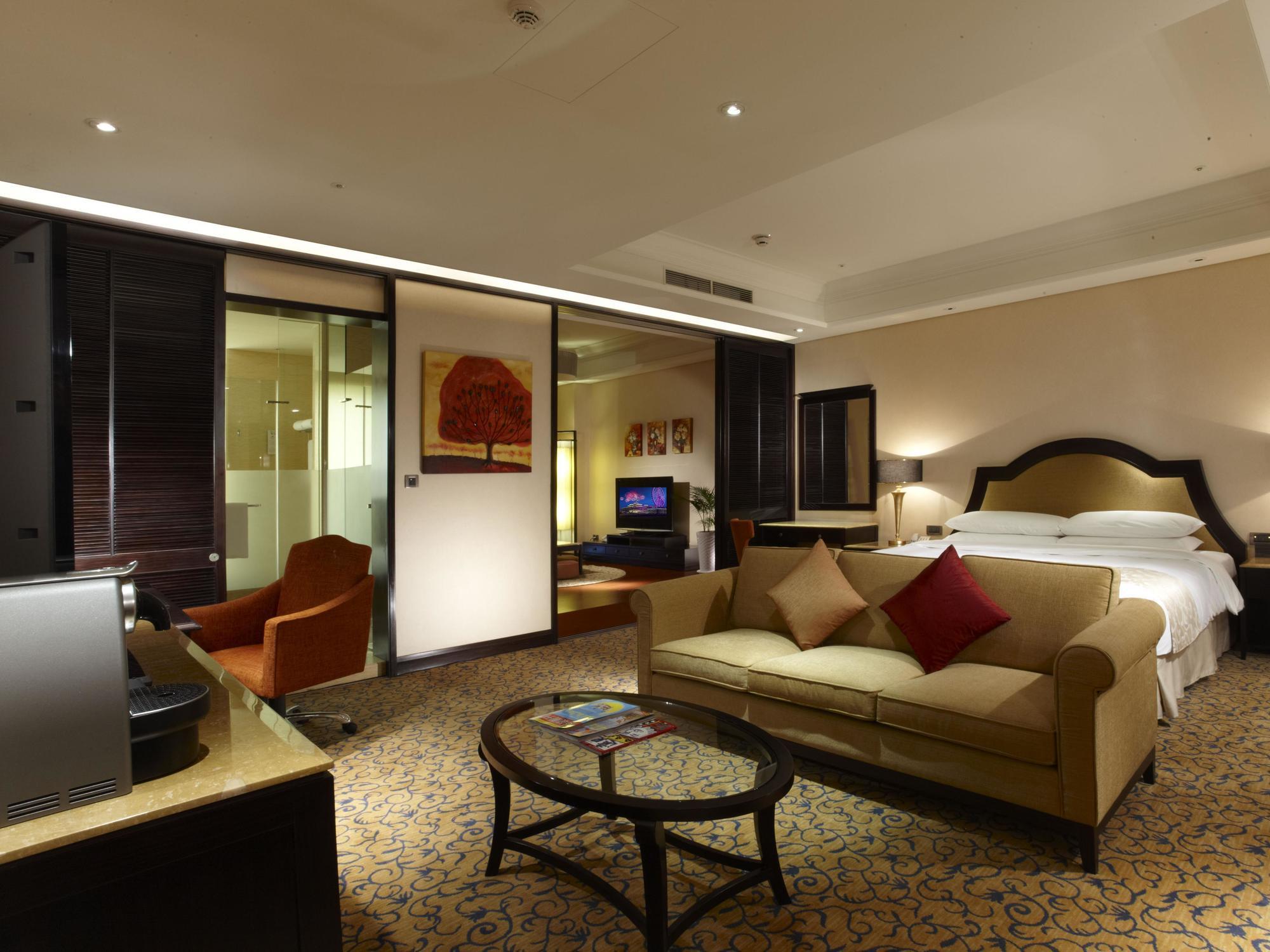 E-Da Royal Hotel Dashu Bagian luar foto A suite at the Shangri-La Hotel, Kuala Lumpur