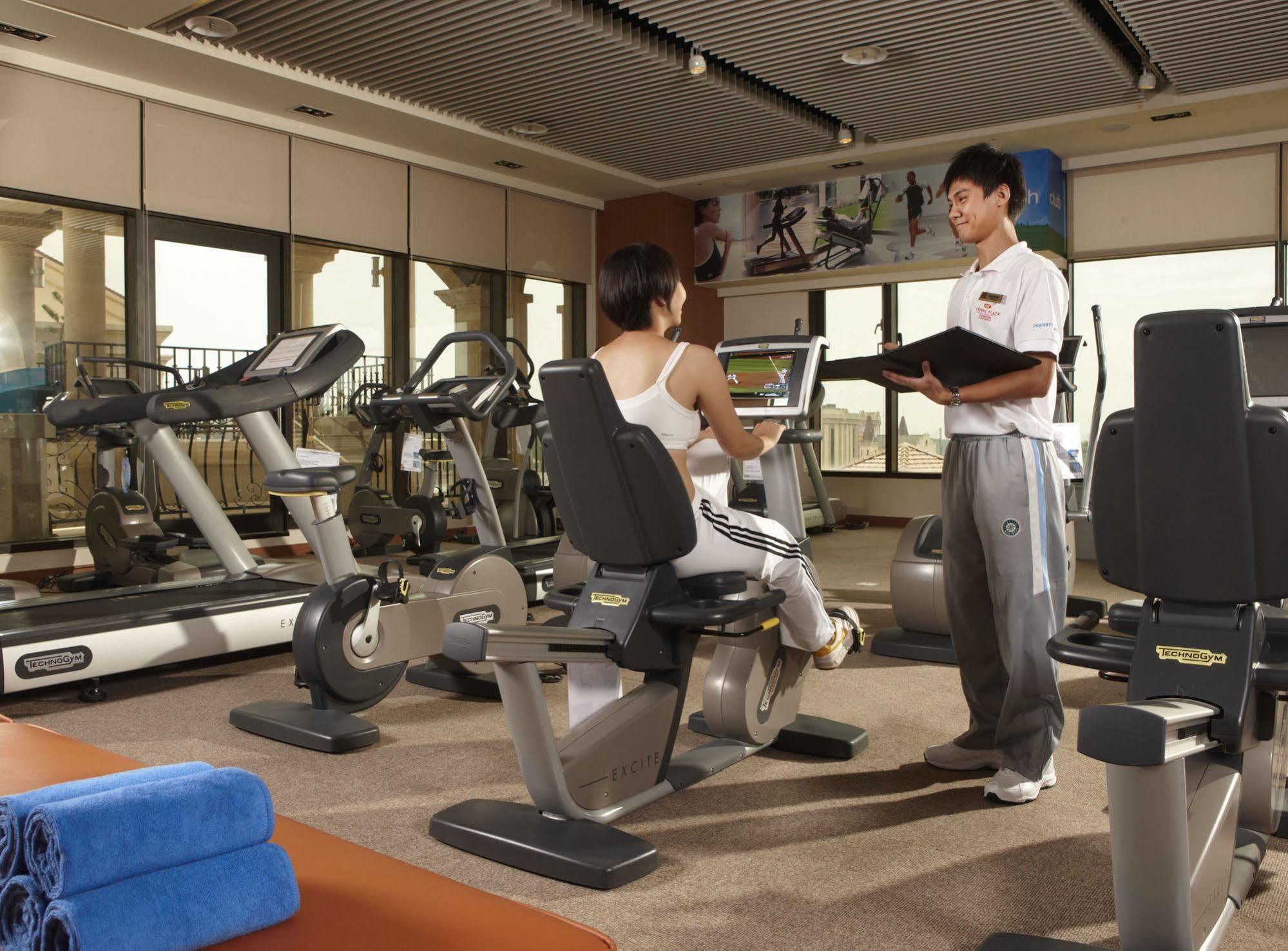 E-Da Royal Hotel Dashu Bagian luar foto A personal trainer with a client