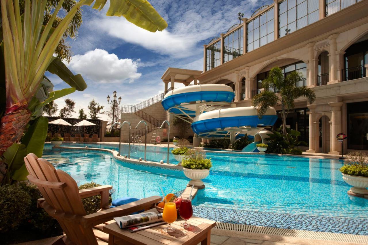 E-Da Royal Hotel Dashu Fasilitas foto The swimming pool at the hotel